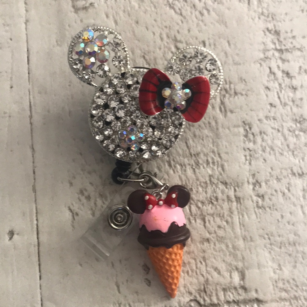 Minnie Mouse retractable badge with charm